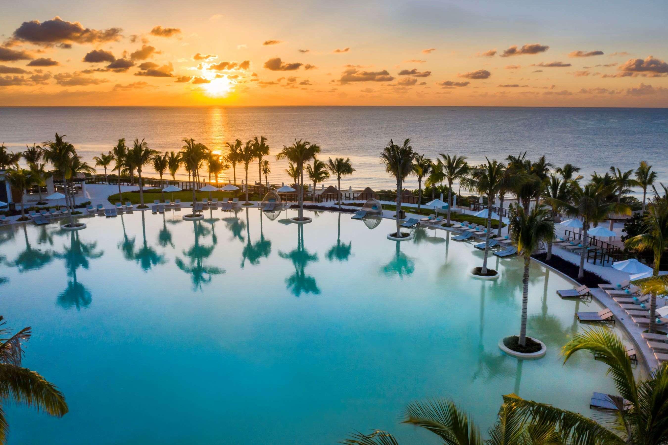 Haven Riviera Cancun (Adults Only) Alfredo V. Bonfil Eksteriør bilde Sunset at the Hard Rock Hotel in Cancun