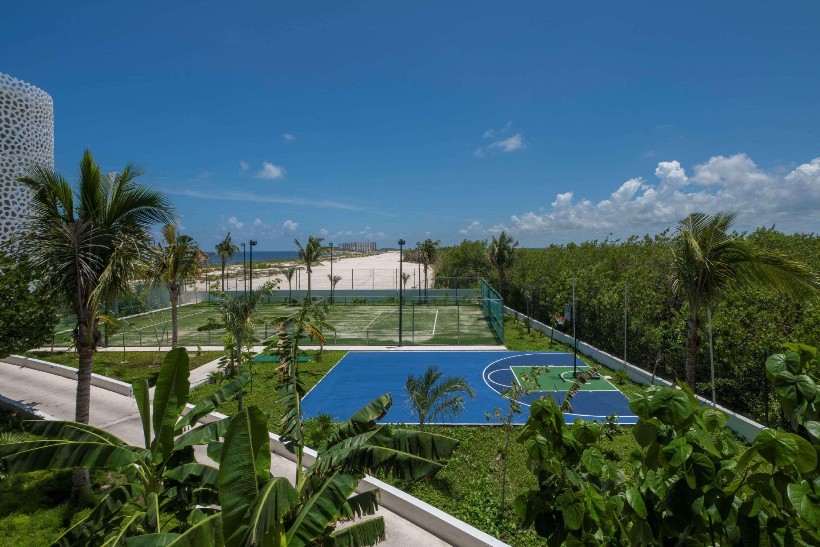 Haven Riviera Cancun (Adults Only) Alfredo V. Bonfil Eksteriør bilde Tennis and basketball courts